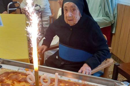 Grande festa a Savona per i 106 anni di suor Geltrude