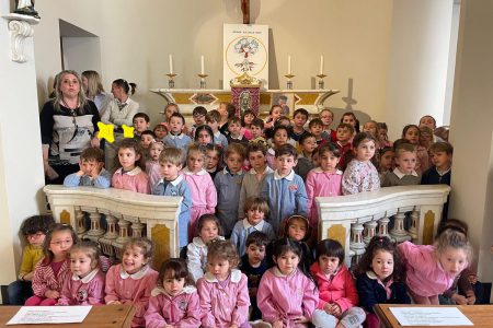 Un cerchio di luce: famiglie e bambini insieme in preghiera
